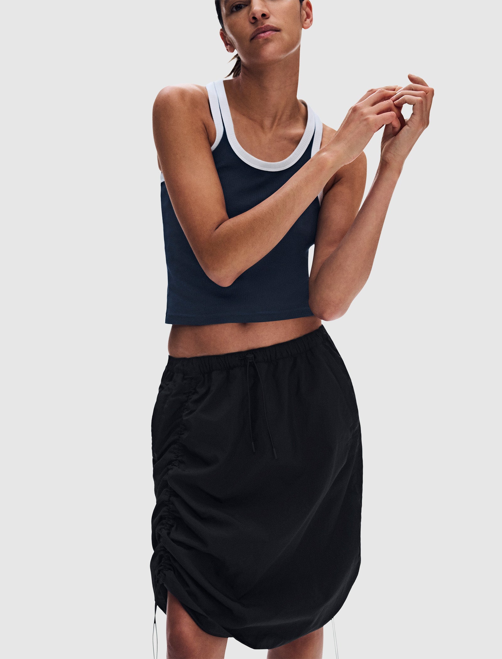 y414185　レディース　BLK M ZENDAYA X ON RUNNING DRAWSTRING MIDI SKIRT – JAIDE