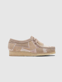 CLARKS X ALEALI MAY WALLABEE "BEIGE"