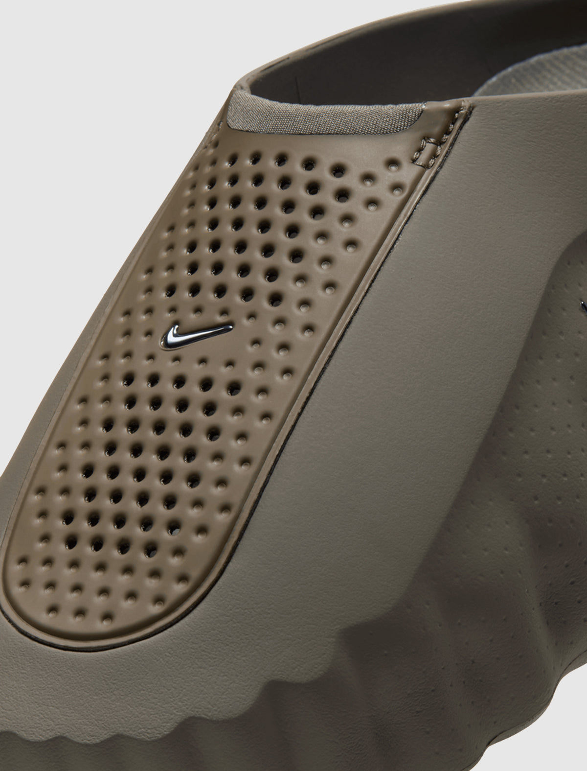 NIKE MIND 001 WOMEN'S PREGAME MULES